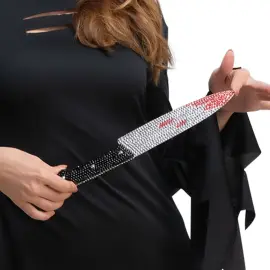 Blodig Kj&oslash;kkenkniv med Diamanter