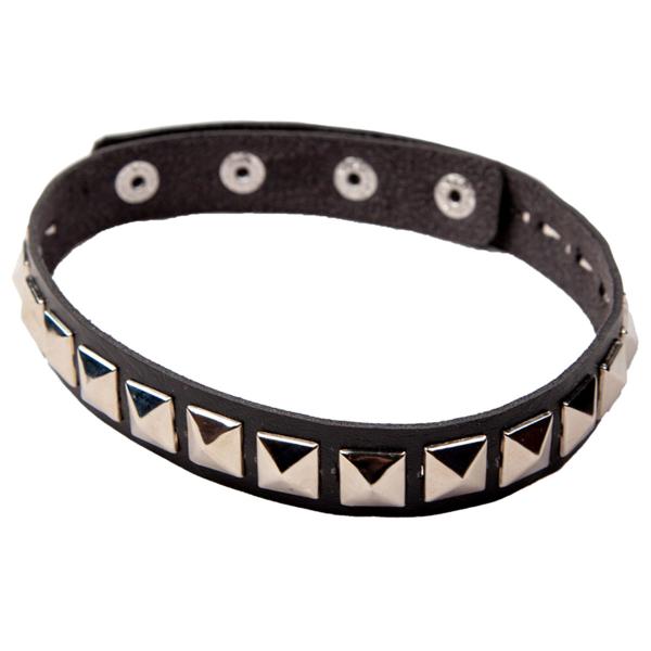 Choker med Pyramidenagler