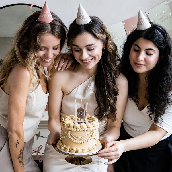 Festhatter Happy Birthday Kremrosa/Kremhvit 6-pakning